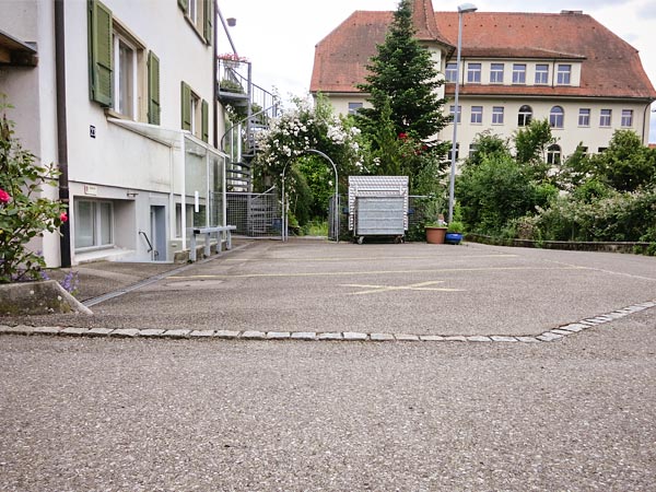 Ausgangslage, versiegelte Parkplatzfläche.