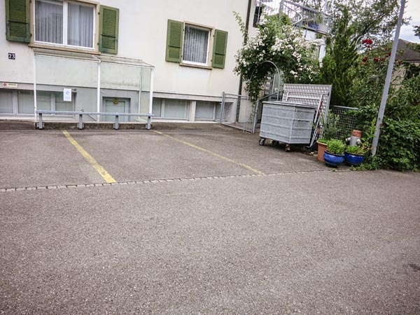 Ausgangslage, versiegelte Parkplatzfläche.