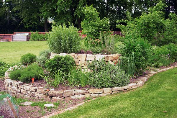 Terrainausgleich, Trockensteinmauern, Kräutergarten.
