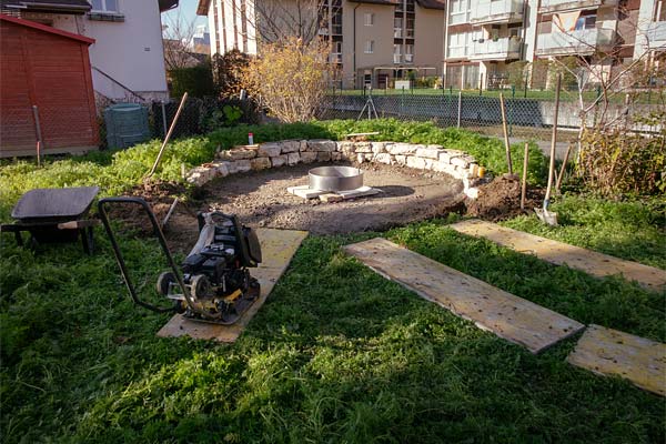 Feuerstelle während den Arbeiten