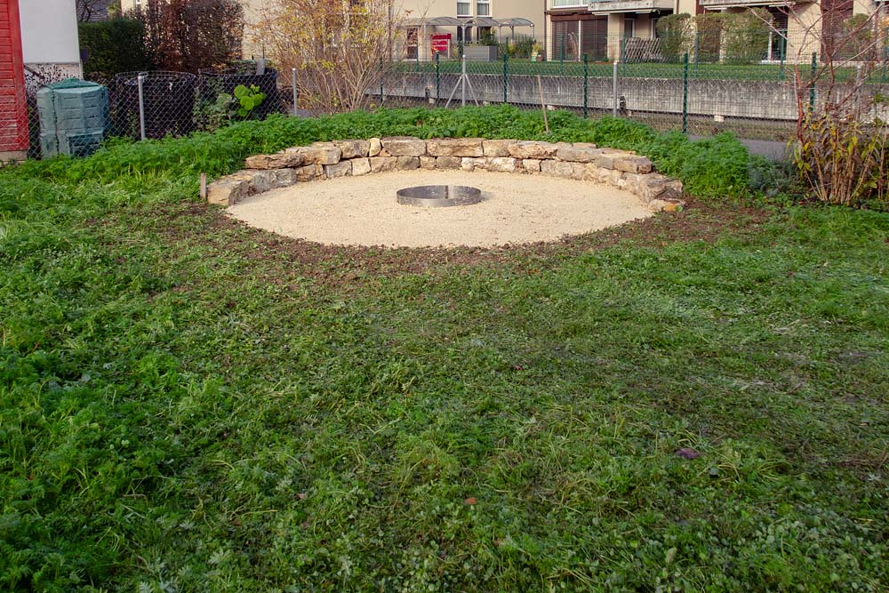 Feuerstelle mit Juramergelbelag