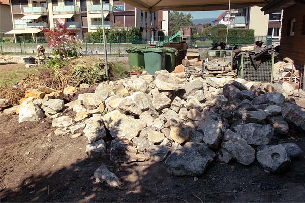 Haufen mit grossen Jurasteinen