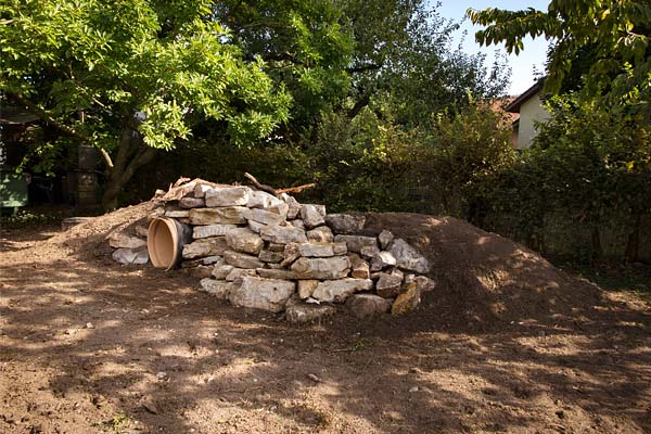 Steinhaufen mit Erdhügel